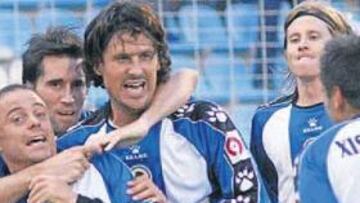 <b>JÚBILO. </b>Farinós, Moisés y Sendoa celebran el segundo tanto del Hércules que marcó el centrocampista valenciano.