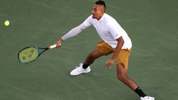 Nick Kyrgios devuelve una bola ante Lorenzo Sonego durante su partido de primera ronda del Western and Southern Open, el Masters 1.000 de Cincinnati, en el Lindner Family Tennis Center de Mason, Ohio.