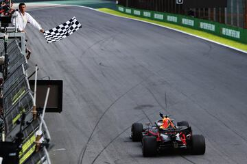 Max Verstappen cruzando la meta. 