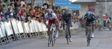 El ciclista Joaquín Rodríguez (i) (ESP/Katusha) se ha impuesto a Sergio Luis Henao (d) (COL/Sky) y a Nairo Quintana (2d) (COL/Movistar) hoy en la meta, durante la tercera etapa de la 55 edición de la Vuelta al País Vasco, en la localidad guipuzcoana de Zumarraga. 