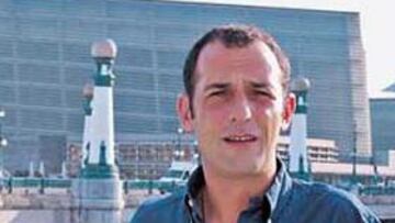 <b>ESTRENO. </b>Javier Lasagabaster, con el donostiarra Palacio de Congresos de el Kursaal al fondo.