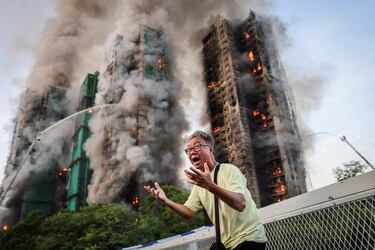Wong, de 71 años, reacciona tras informar que su esposa está atrapada en el Wang Fuk Court durante un gran incendio en Tai Po, Hong Kong, China, el 26 de noviembre de 2025. El incendio en el complejo residencial dejó al menos 161 personas fallecidas. 