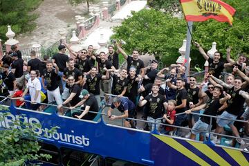 Aficionados y jugadores celebran el ascenso a segunda división por las calles de Elda.