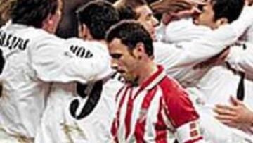 Los jugadores blancos celebran un gol ante la desolación de los bilbaínos que han visto como se desvanecía el sueño con la peor de las suertes.