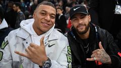 TOPSHOT - (L/R): Paris Saint-Germain&#039;s French forward Kylian Mbappe and Paris Saint-Germain&#039;s Brazilian forward Neymar pose ahead of the NBA basketball match between Milwaukee Bucks and Charlotte Hornets at The AccorHotels Arena in Paris on Janu