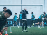 El entrenador Claudio Giráldez dirige un entrenamiento del Celta en la Cidade Deportiva Afouteza.