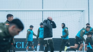 El entrenador Claudio Giráldez dirige un entrenamiento del Celta en la Cidade Deportiva Afouteza.