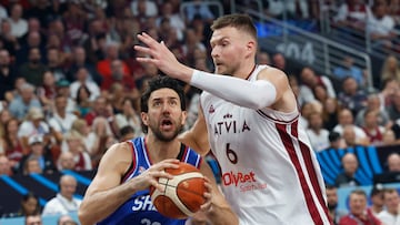 Vasilije Micic, base de Serbia, ante el letón Kristaps Porzingis durante el Eurobasket.