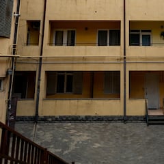 La Ley de Propiedad Horizontal lo confirma: si un vecino tira los desperdicios por el patio común, puedes apelar al artículo 9.1