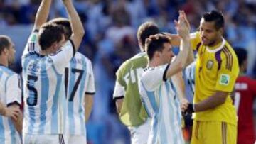 Sergio Romero felicita a Messi tras el partido.
