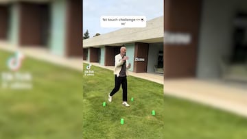 Zidane se mide a otras leyendas en un reto: luce la camiseta del Madrid y la sobrada es de fantasía