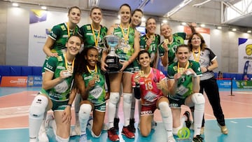 Las jugadoras del May Deco Voleibol Logro&ntilde;o posan con el trofeo tras su victoria ante el Sanaya Libby&#039;s La Laguna, en el partido de la Supercopa Iberdrola de voleibol femenino.