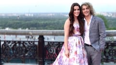 Manel Navarro y Lucie Jones posando juntos en la alfombra roja de la ceremonia oficial de bienvenida de las autoridades de Kiev previa al Festival de Eurovisión 2017