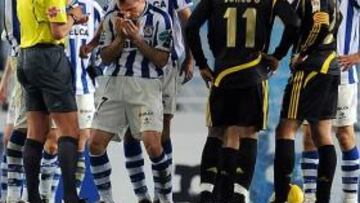 <b>LO ÚLTIMO. </b>Gerardo protesta a Bernabé García por el penalti en contra en el partido ante el Zaragoza.