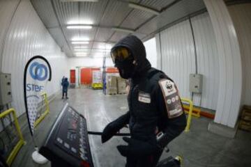 Malek Boukerchi prepara su participación en el maratón de hielo de la Antártida en una cámara frigorífica.