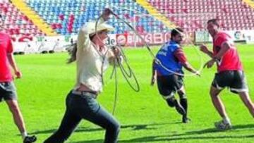 <b>DIVERSIÓN. </b>Los futbolistas del Levante se lo pasaron bomba con una exhibición de rodeo americano. Eso es lo que intentarán hacer hoy: buscar echar el lazo a los pupilos de Sergio Kresic.