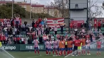 Los jugadores del Algeciras festejanla victoria con su afici&oacute;n.