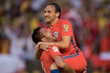 Bajo una fuerte lluvia que obligó a suspender el partido por dos horas, la Roja -sin el suspendido Vidal- derrotó sin problemas a Colombia.