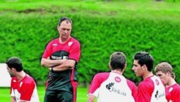 <b>ATENTO. </b>Caparrós supervisa el primer día de trabajo de sus jugadores en Lezama.