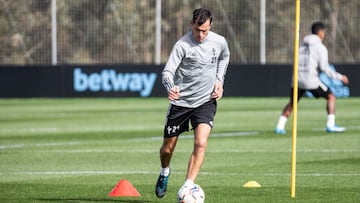 Augusto Solari golpea el bal&oacute;n durante un entrenamiento del Celta en la ciudad deportiva del club vigu&eacute;s.