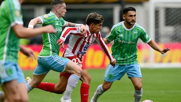Seattle Sounders' English forward #77 Ryan Kent, Atletico Madrid's Argentine forward #22 Giuliano Simeone AND Seattle Sounders' US midfielder #07 Cristian Roldan fight for the ball during the FIFA Club World Cup 2025 Group B football match between US Seattle Sounders and Spain's Atletico de Madrid at the Lumen Field stadium in Seattle on June 19, 2025. (Photo by Pablo PORCIUNCULA / AFP)