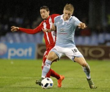 El centrocampista danés del Celta de Vigo Daniel Wass, pugna por un balón con el defensa del Sevilla Sergio Escudero, durante el partido de vuelta de la semifinal de la Copa del Rey
