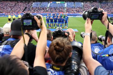 Los reporteros gráficos buscan la mejor foto del once de Italia ante Croacia.