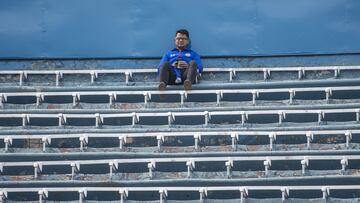 Aficionado de Cruz Azul en el Estadio Azulgrana, durante un partido de leyendas de Cruz Azul vs Atlante.