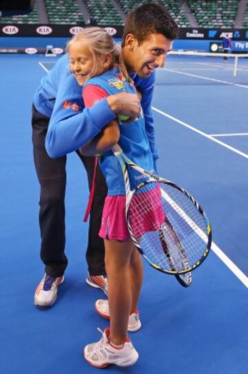 Novak Djokovic, como embajador de ANZ, disputó un 'partido' con la ganadora del concurso ANZ Hot Shots, Anna Obispo, en Melbourne.