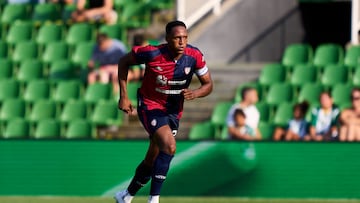 SANTANDER, SPAIN - AUGUST 09: Yerry Mina of Cagliari Calcio in action during the Pre-Season Friendly match between Racing de Santander and Cagliari Calcio at Campos de Sport el Sardinero on August 09, 2025 in Santander, Spain. (Photo by Juan Manuel Serrano Arce/Getty Images)