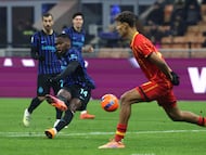 MILAN (Italy), 14/01/2026.- Inter Milans Ange Yoan Bonny (L) kicks against Lecces Tiago Gabriel during the Italian Serie A soccer match between Inter and Lecce at Giuseppe Meazza stadium in Milan, Italy, 14 January 2026. (Italia) EFE/EPA/MATTEO BAZZI