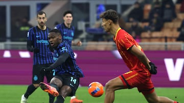 MILAN (Italy), 14/01/2026.- Inter Milans Ange Yoan Bonny (L) kicks against Lecces Tiago Gabriel during the Italian Serie A soccer match between Inter and Lecce at Giuseppe Meazza stadium in Milan, Italy, 14 January 2026. (Italia) EFE/EPA/MATTEO BAZZI