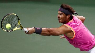 Rafael Nadal devuelve la bola al estadounidense Taylor Fritz durante la celebración de la Copa Eisenhower en el ámbito del torneo BNP Paribas Open en Indian Wells, California (Estados Unidos).