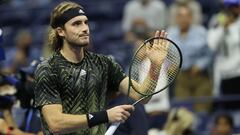 El tenista griego Stefanos Tsitsipas saluda a los aficionados tras su victoria ante Adrian Mannarino en la segunda ronda del US Open en el Billie Jean King National Tennis Center de Flushing Meadows, Nueva York.