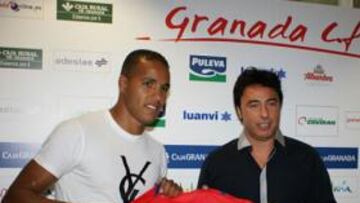 El-Arabi posa con su nueva camiseta junto al presidente del Granada.