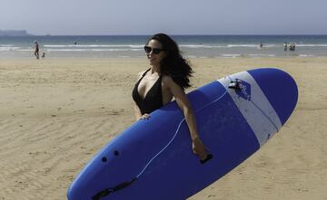 Con la tabla de surf en la playa