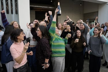 Trabajadores de Bimba y Lola celebran haber ganado el Segundo Premio del Sorteo Extraordinario de la Lotería de Navidad 2025 correspondiente al número 70048, en su sede de la Avenida de Madrid en Vigo, a 22 de diciembre de 2025, en Vigo.