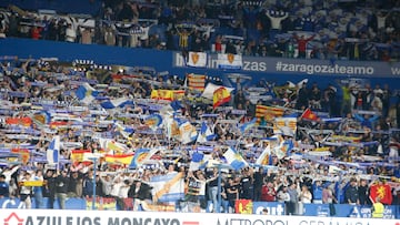 Aifición del Zaragoza en la Romareda en el encuentro ante el Huesca.