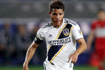 Jona se ha vuelto el motor del cuadro de LA Galaxy. El mexicano es dueño del medio campo y la mayoría de balones deben de pasar por sus pies. Jona supo ayudar con un par de anotaciones en la temporada y cuatro asistencias.