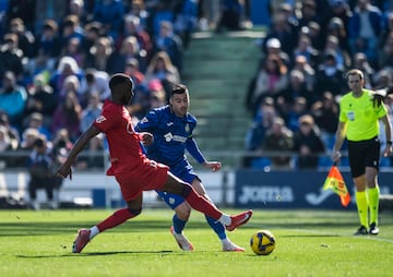 El mejor del Getafe en defensa. Contundencia, seguridad, trabajo, que se tradujo en una portera a cero. Fue decisivo cortando las contras rivales y apareciendo cuando tocaba. No tuvo mucha presencia en ataque, pero cumpli con creces en la misin encomendada por Bordals.