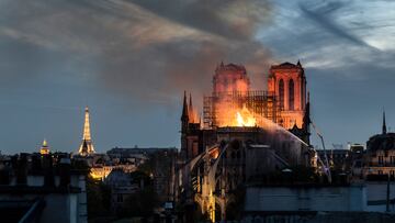 Era la tarde del 15 de abril de 2019 cuando comenzaron las primeras alarmas de incendios en la catedral parisina. El tejado se encontraba en proceso de restauración y la hipótesis principal del incendio es un error humano durante estas reformas. La aguja de la catedral y el tejado se derrumbaron y el interior, con sus obras de arte, quedó gravemente dañado. Continuan las obras de reforma y se espera la reapertura al público para verano de 2024, coincidiendo con los Juegos Olímpicos que se celebran en la capital de Francia.