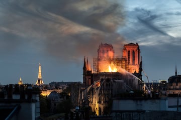 Era la tarde del 15 de abril de 2019 cuando comenzaron las primeras alarmas de incendios en la catedral parisina. El tejado se encontraba en proceso de restauración y la hipótesis principal del incendio es un error humano durante estas reformas. La aguja de la catedral y el tejado se derrumbaron y el interior, con sus obras de arte, quedó gravemente dañado. Continuan las obras de reforma y se espera la reapertura al público para verano de 2024, coincidiendo con los Juegos Olímpicos que se celebran en la capital de Francia.