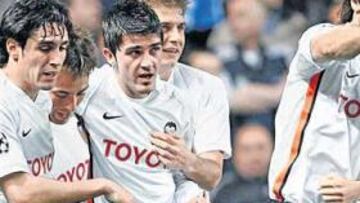 <b>HÉROE DE STAMFORD BRIDGE</b> Sin duda, el canario Silva fue el gran héroe del partido. Su fabuloso gol es el tesoro con el que viaja el Valencia. En la imagen, el autor del tanto es abrazado por Joaquín, Villa y Vicente, al tiempo que el capitán, David Albelda, celebra el gol.