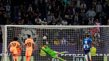 CORNELL? (BARCELONA), 24/05/2023.- El delantero del RCD Espanyol Joselu (d) marca de penalti el segundo gol del equipo, durante el encuentro correspondiente a la jornada 36 en Primera Divisi¨®n que RCD Espanyol y Atl¨¦tico de Madrid disputan hoy mi¨¦rcoles en el RCD Stadium, en Cornell¨¢ (Barcelona). EFE/ Alejandro Garc¨ªa.