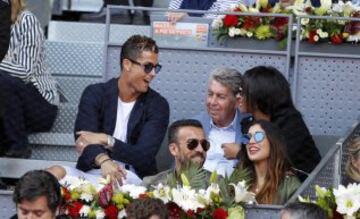 Cristiano Ronaldo charla con Manolo Santana y su acompañante.