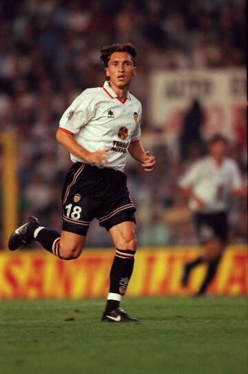 El UD Salamanca fue el primer equipo espa?ol del rumano. Tras ello fich¨® por el Valencia en la temporada 98/99.
