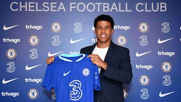 Andrey Santos posa con una camiseta en su presentación como jugador del Chelsea.