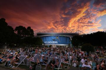 Aficionados en los alrededores del estadio para poder disfrutar de la final femenina del Open de Australia entre Osaka y Kvitova. 