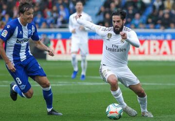 Isco, en una acción contra el Alavés.