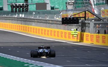 En la penúltima vuelta el piloto finés de Mclaren pinchó la rueda derecha delantera y se vio obligado a entrar en boxes pasando del puesto 2 al 12.